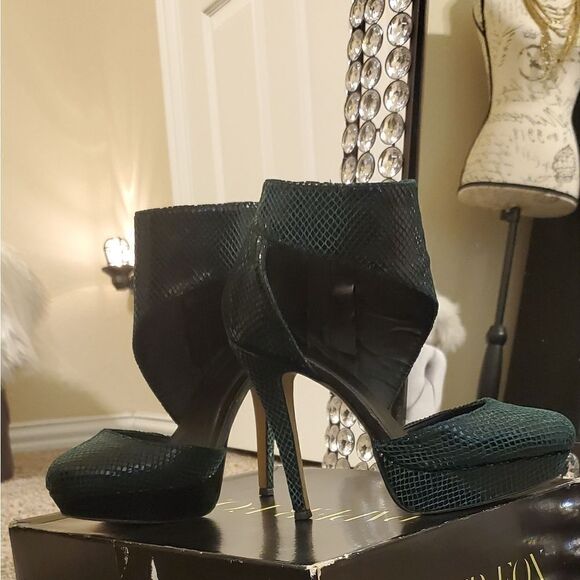 Green Pumps  - Picture 2 of 5